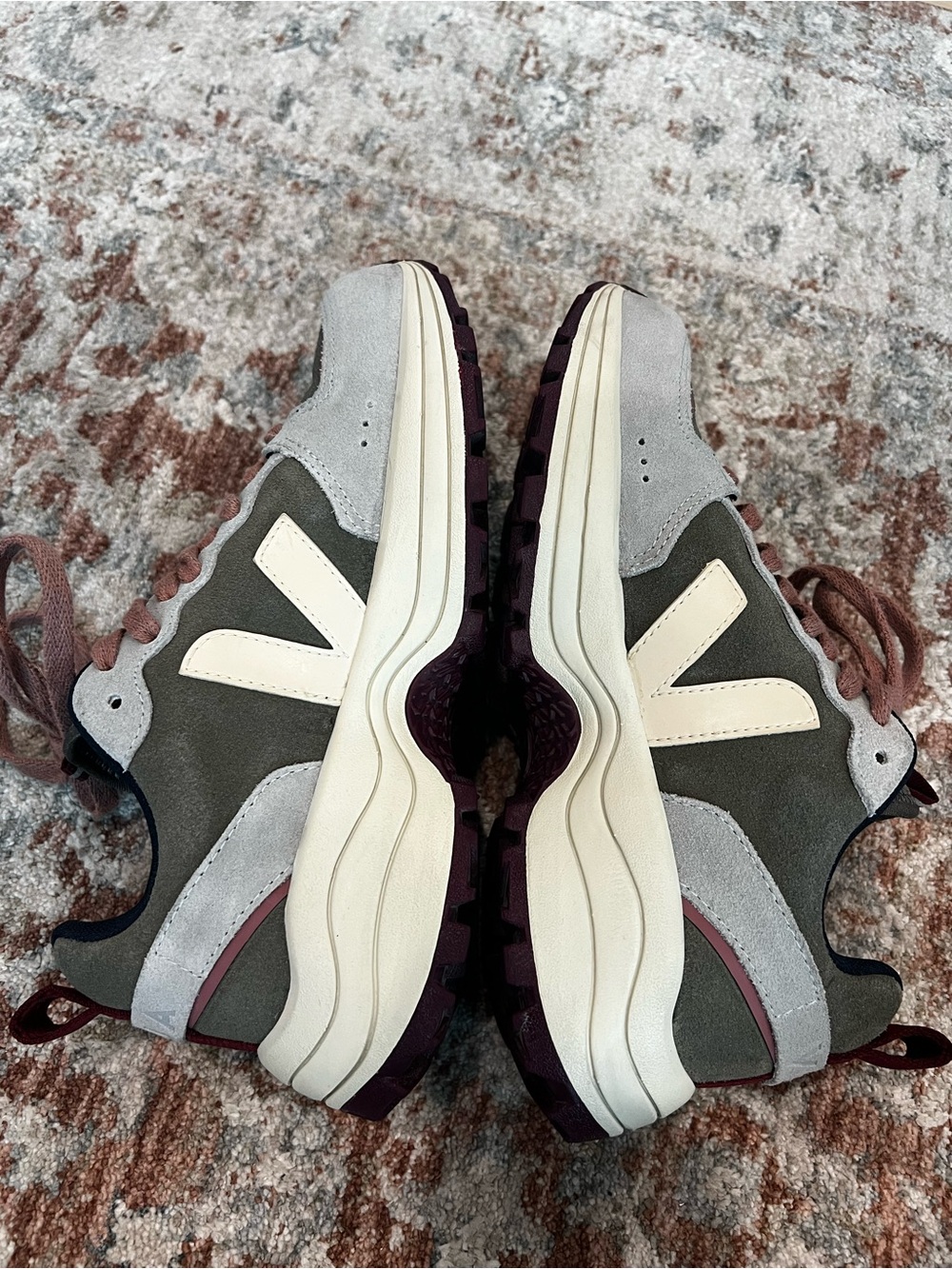 Veja Women’s Venturi Intermix Exclusive Sneakers size 37 - Picture 6 of 9